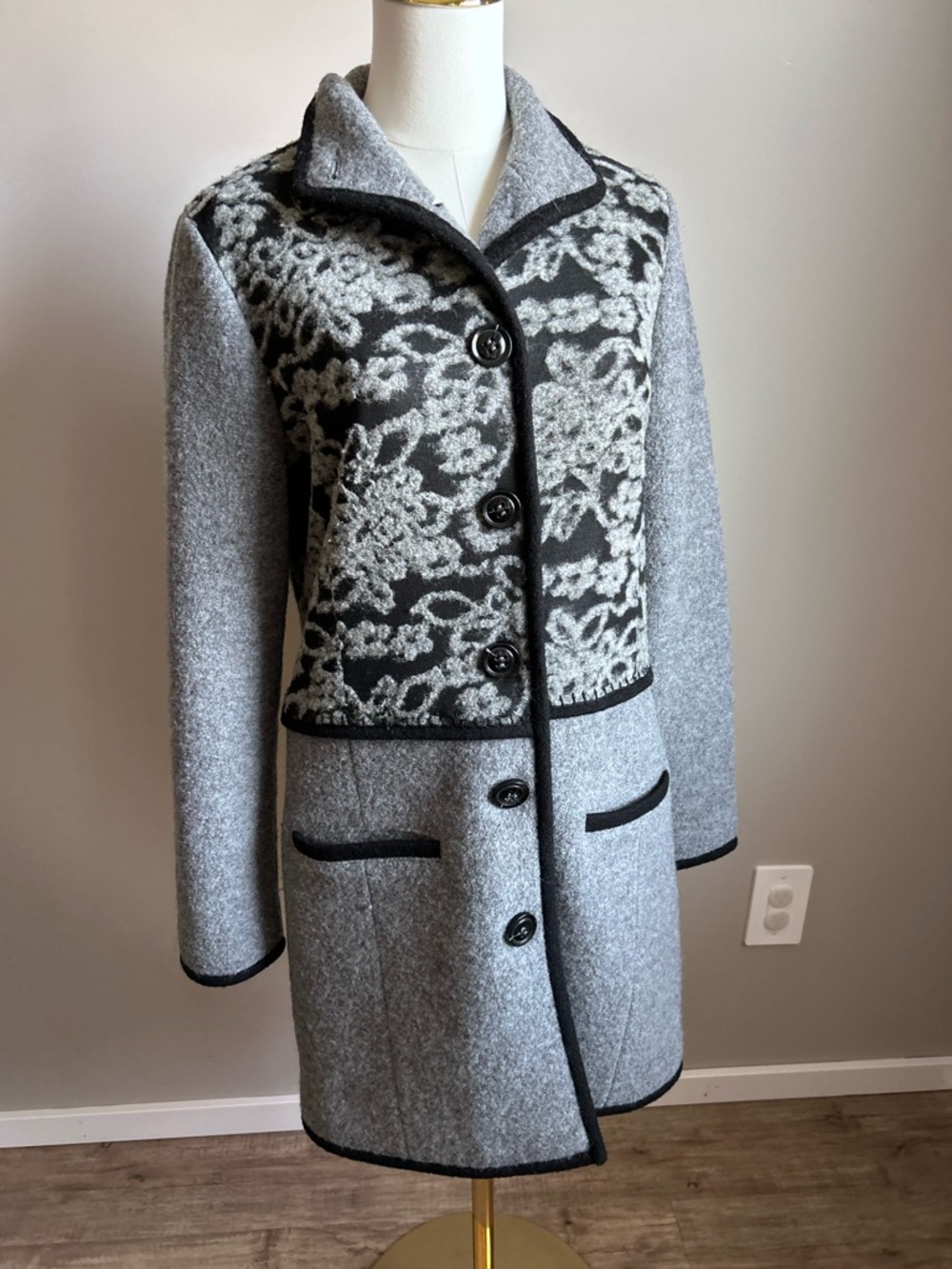 100% wool Women’s Gray Patterned Button-Front Coat sophisticated natural fibre - Picture 5 of 11